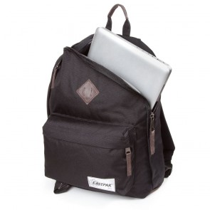 Laptoptas Eastpak Out of Office Rugzak In To The Out Black 15 inch Voorzijde met laptop